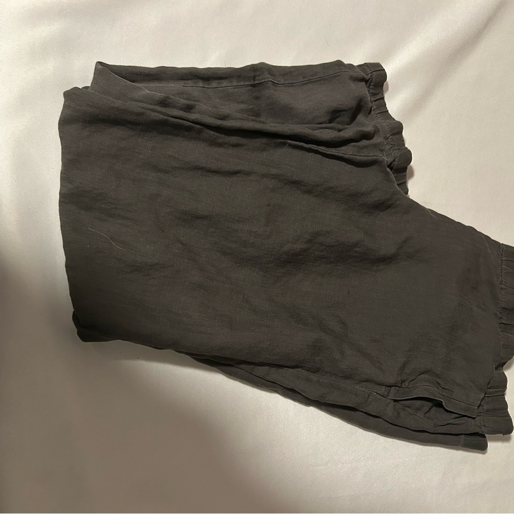 J Crew Women’s Dark Gray Capris 70 % silk.